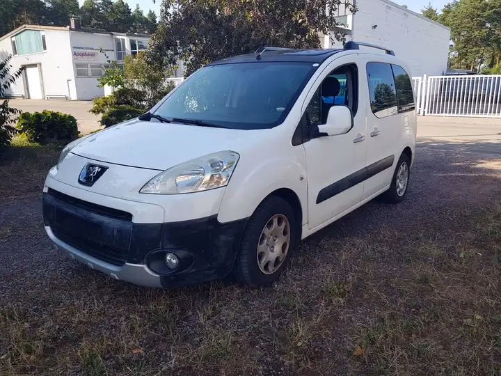 Peugeot Partner Family in Weiß Banquise, Frontansicht schräg von links